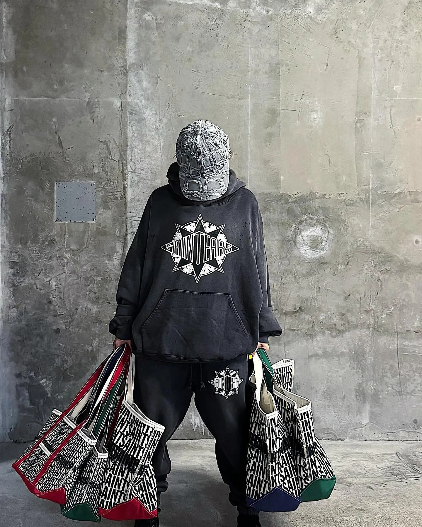 DENIM TEARS x SAINT Mxxxxxx SAINT TEARS Hoodie/BLK Five-pointed star cotton hole-in-the-dark distressed hoodie, washed black S-XL Assute dyeing, whole piece sprayed with horse fade/horse weight, co-branded main mark/cotton wash mark/cherub mark, many hanging holes on the front and rear panels, the original version has the same loose fit